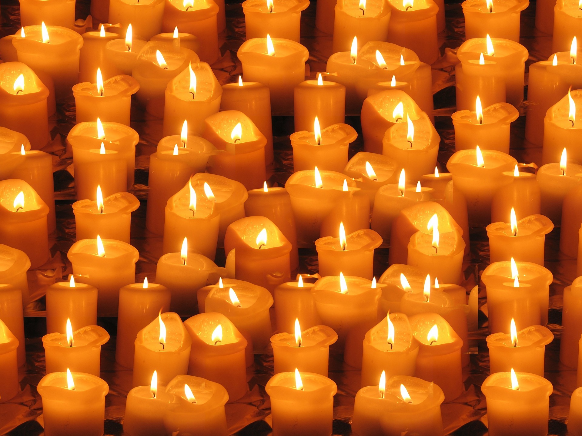 https://pixabay.com/de/photos/kerzen-kerzenlicht-lichter-flamme-64177/