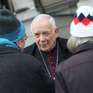 Gratulation zum 85. Geburtstag von Bischof em. Maximilian Aichern auf dem Linzer Domplatz