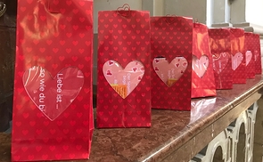 Paare oder Einzelpersonen können sich ein Liebeslied wünschen und bekommen auch ein kleines Geschenk zur Stärkung ihrer Beziehung mit nach Hause. 