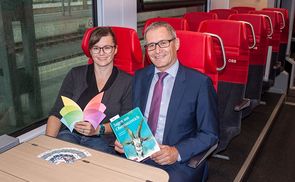 Katharina Pree (öffentliche Bibliotheken) und Paul Sonnleitner, Regionalmanager Oberösterreich der ÖBB-Personenverkehr AG.   