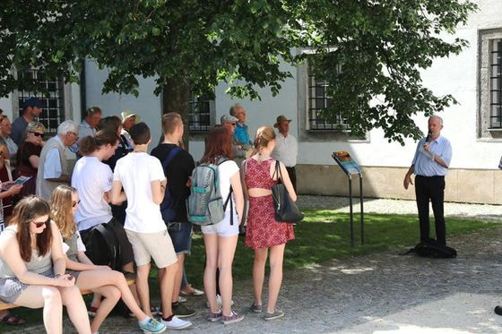 Univ.-Prof. Dr. Michael Rosenberger, Umweltsprecher der Diözese Linz, und Gäste bei der Eröffnung des Klima-Erlebniswegs.