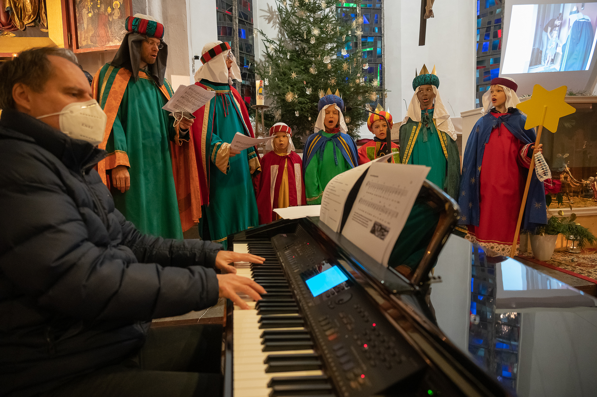 Bild: Familie Pimminger sang mit ihren drei Kindern und deren Cousine und Cousin beim Vormittags-Gottesdienst am Dreikönigstag, am Clavinova Christoph StöcklerSternsingermesse Pfarre Kirchdorf70 Personen waren in 15 Sternsinger-Gruppen unterwegs.F