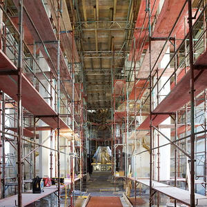 Besichtigung der Baustelle am Gerüst