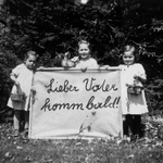 Drei Töchter Rosalia, Maria, Aloisia mit Transparent. Ostern 1943, für Franz Jägerstätter ins Berliner Gefängnis geschickt. © Diözese Linz/Maria Dammer