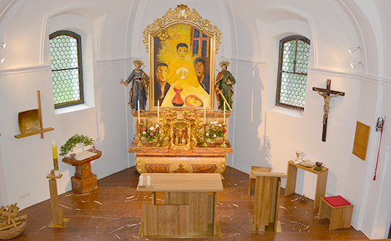 Altarraum Obertraun mit neuem Altar.