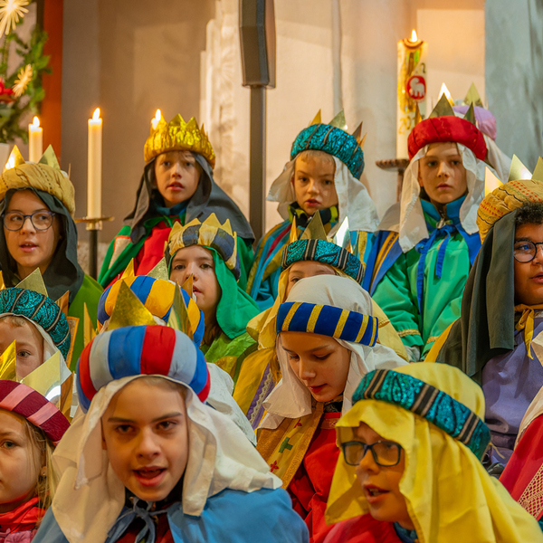 Sternsingermesse Pfarre Kirchdorf / Foto Haijes Festlicher Sternsinger-Gottesdienst am Dreikönigstag zum Abschluss der Sternsingeraktion 2024