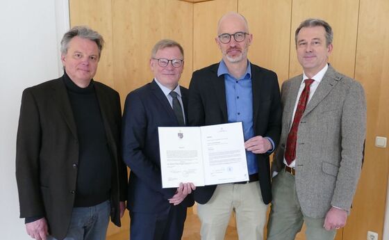 V. l.: Dekan Univ.-Prof. Dr. Stephan Grotz, Rektor Univ.-Prof. Dr. Christoph Niemand, Ass.-Prof. PD Dr. Lukas Kaelin, Studiendekan Univ.-Prof. Dr. Michael Hofer, Vorsitzender der Habilitationskommission.