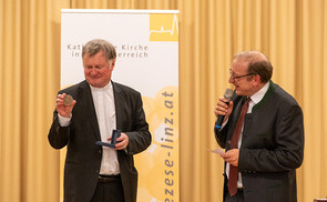 Bischof Manfred Scheuer präsentierte die Severin-Medaille.