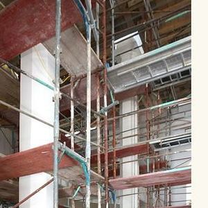 Besichtigung der Baustelle am Gerüst