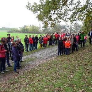 Wanderer beim 1. Grabkreuz