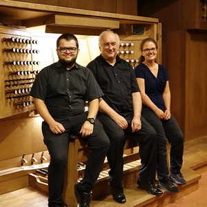 Domorganist Wolfgang Kreuzhuber mit seinem Registranten Florian Zethofer und seiner Registrantin Theresa Zöpflan der Rudigierorgel