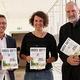 V. l.: Der Leiter der diözesanen Kommunikation Michael Kraml, Festival-Seelsorgerin Stefanie Brandstetter und Herausgeber Wilhelm Vieböck mit dem druckfrischen „Grüß Gott!“-Magazin.