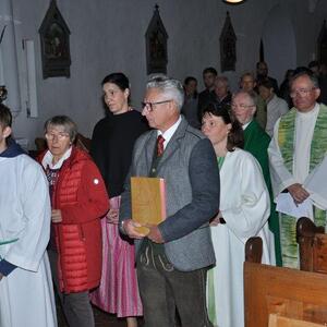 Großer Einzug mit liturgischen Diensten und Erntekrone in die Pfarrkirche.