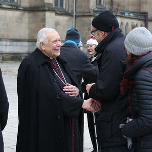 Gratulation zum 85. Geburtstag von Bischof em. Maximilian Aichern auf dem Linzer Domplatz