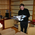 Bischof Manfred Scheuer beim Packen.