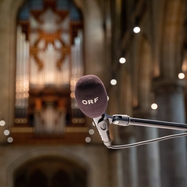 ORF-Mikrofon vor der Rudigierorgel im Mariendom Linz